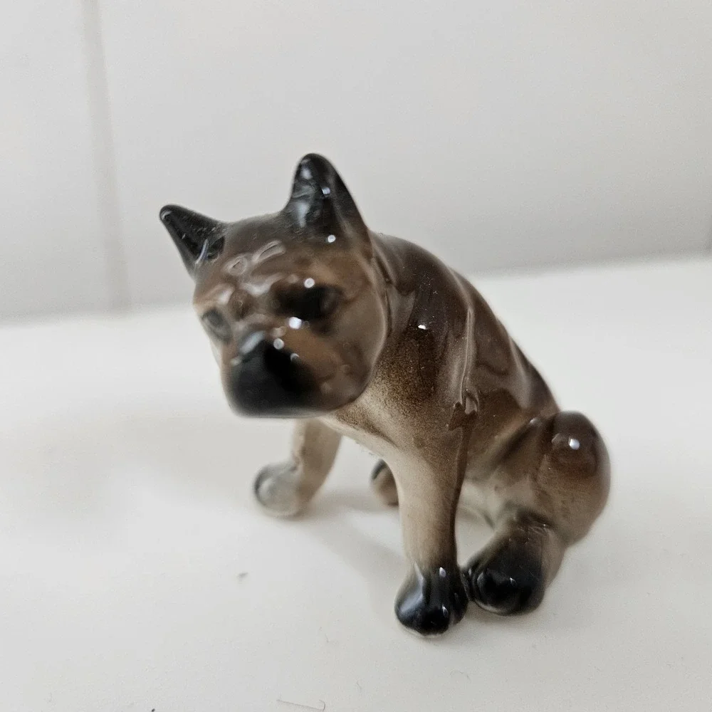 Vintage Figurine Mini Shy Boxer Dog Hagen‎ Rennaker Style Porcelain